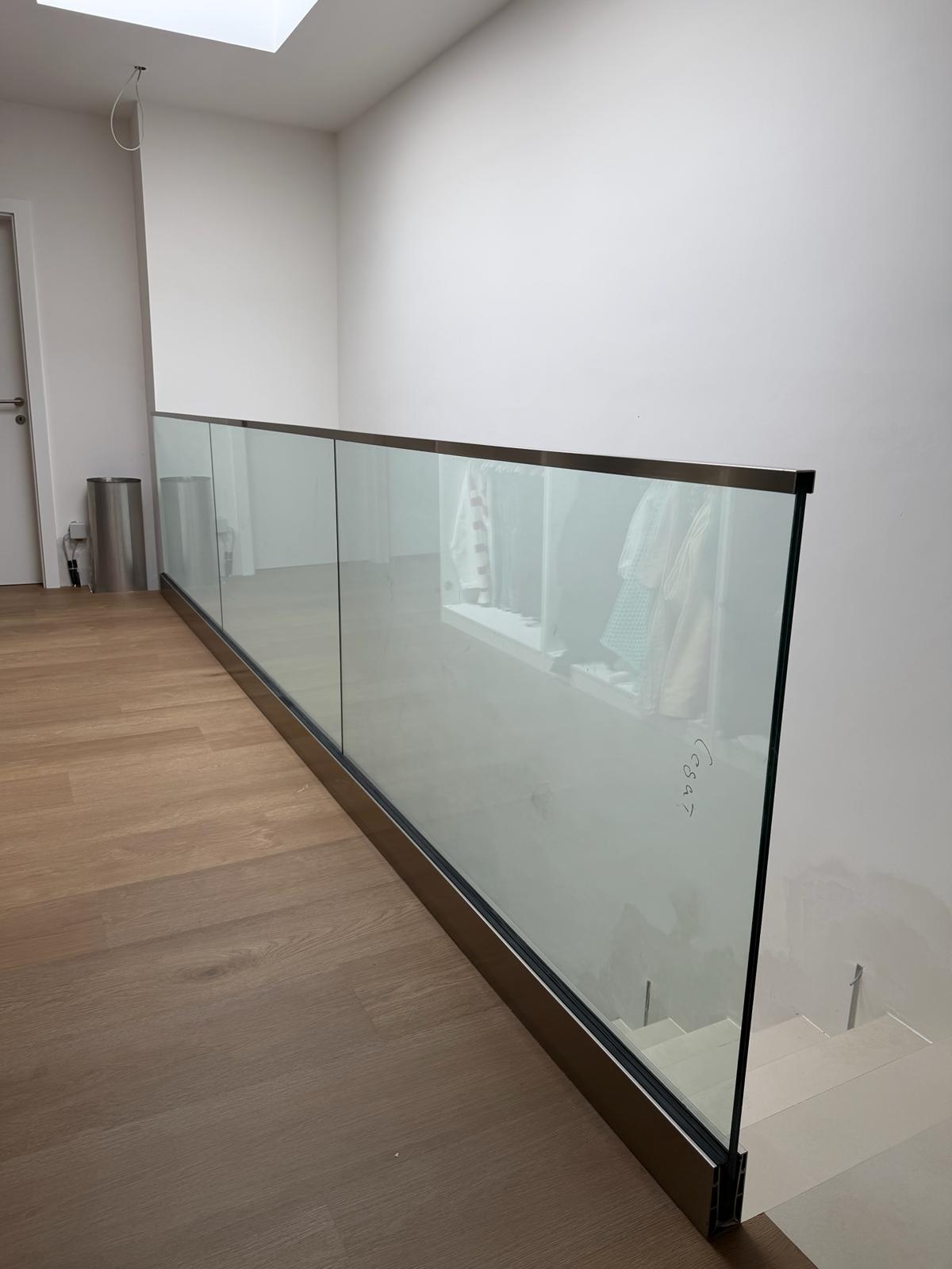 Minimalist Glass Stair Railing Systems 2