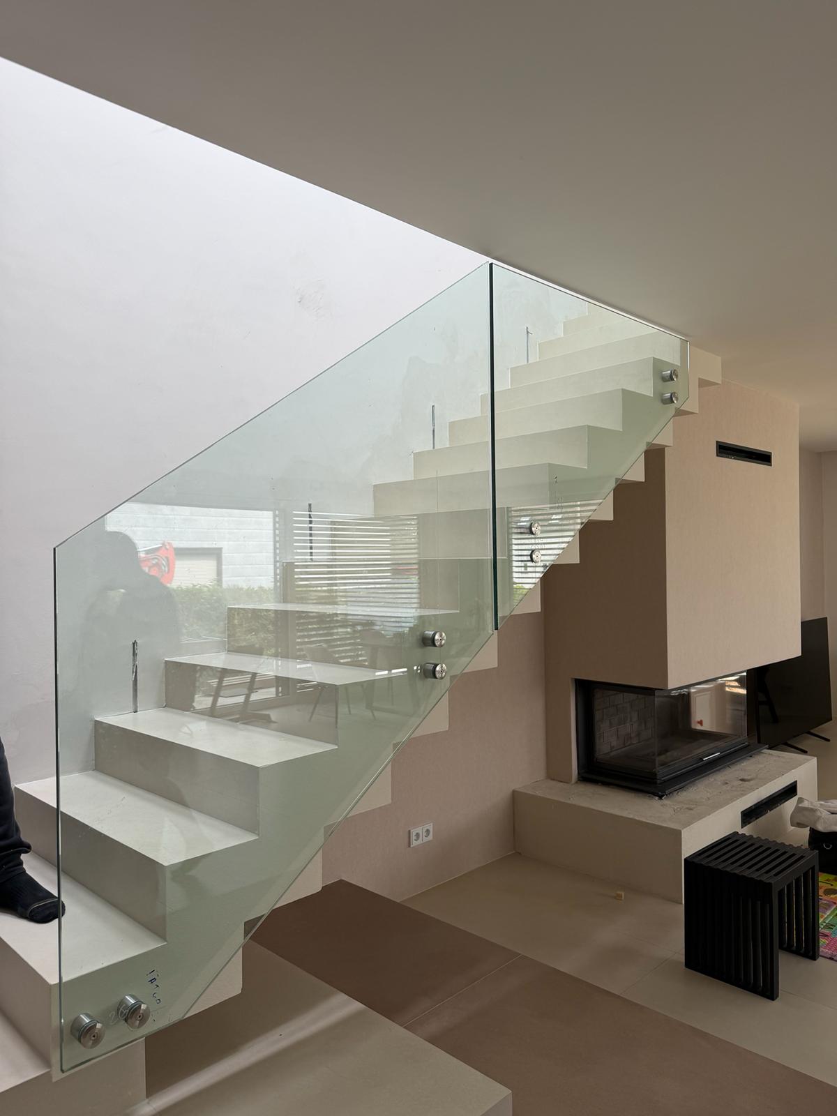 Minimalist Glass Stair Railing Systems 3